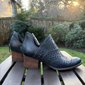 Sofft Wyoming Leather Ankle Boot Bootie Cut Out Perforated in Black Women’s 9M